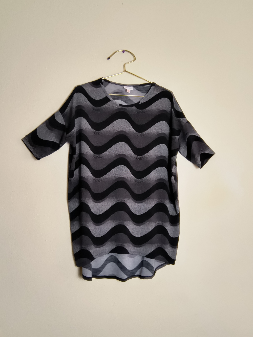 LuLaRoe Irma XS Black and Gray Wave Print Top Tunic - Sizing